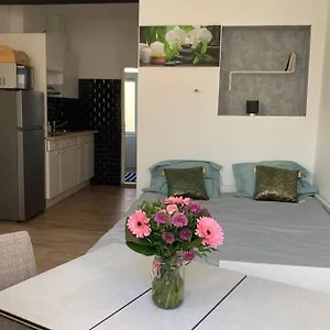 Appartement Magnifique Au 2ème étage, à Proximité De La Gare Du Midi!, Bruxelles